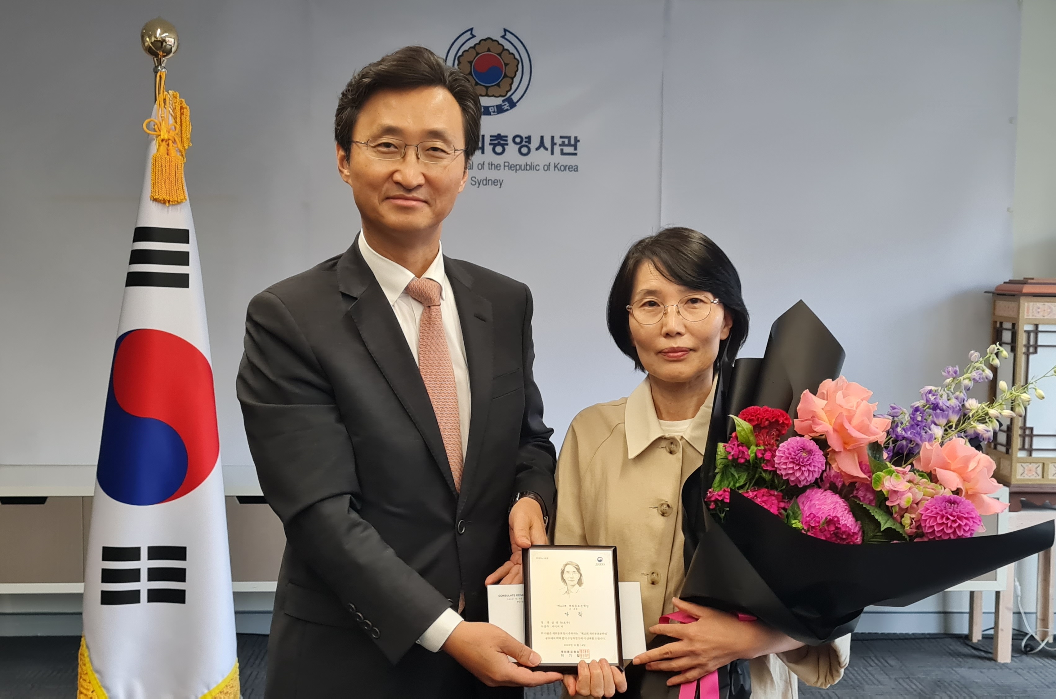 Consul-General Lee Tae-woo presents a trophy to winner of the 25th Overseas Korean Literary Awards